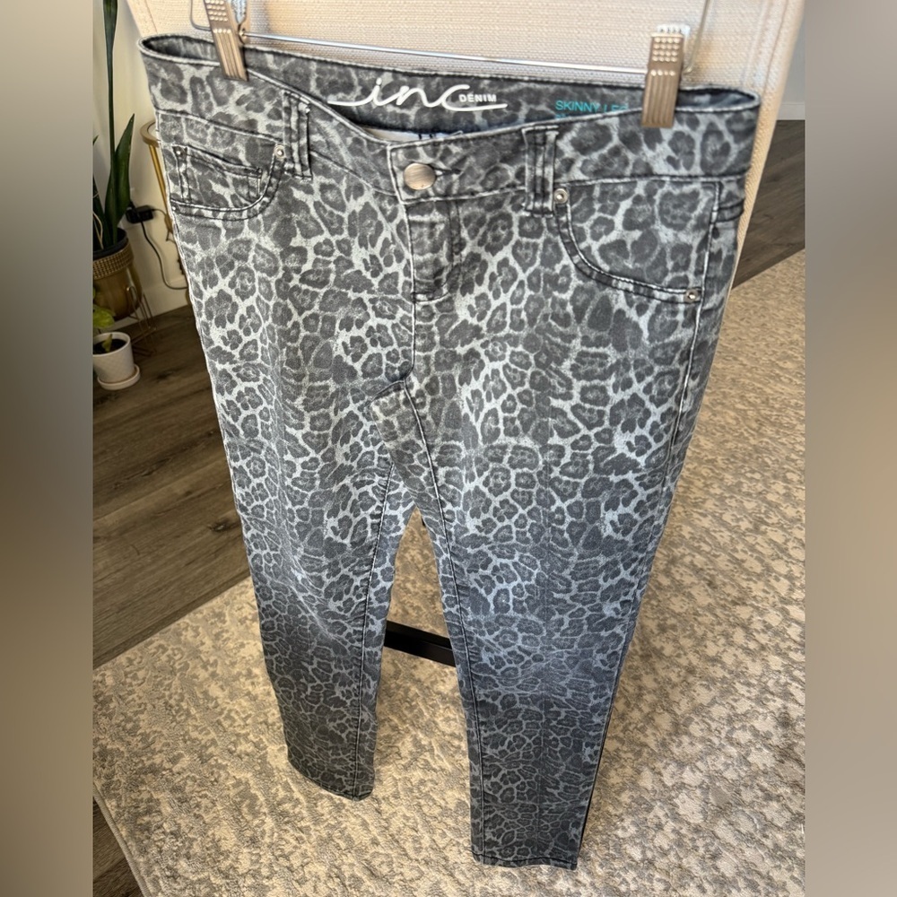 INC Skinny Leopard Print Jeans Size 4 Grey Animal Print Denim